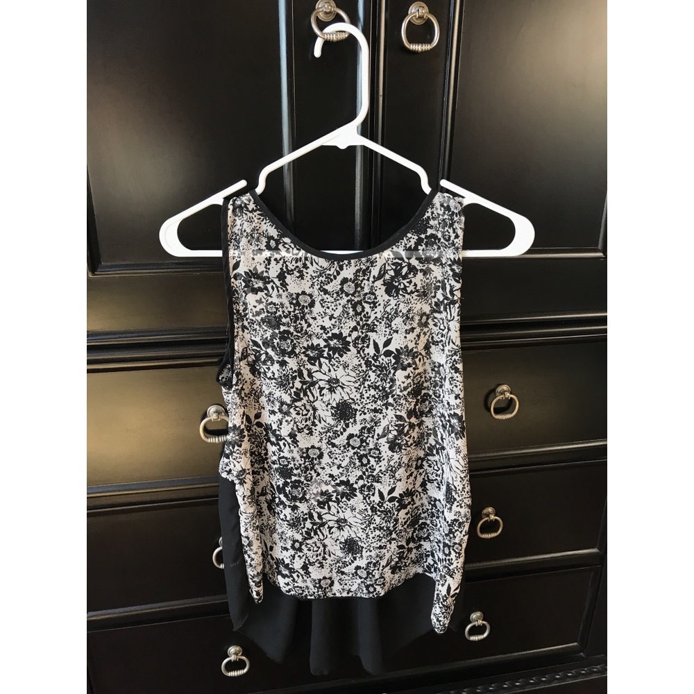 XS Abound black and white floral tank